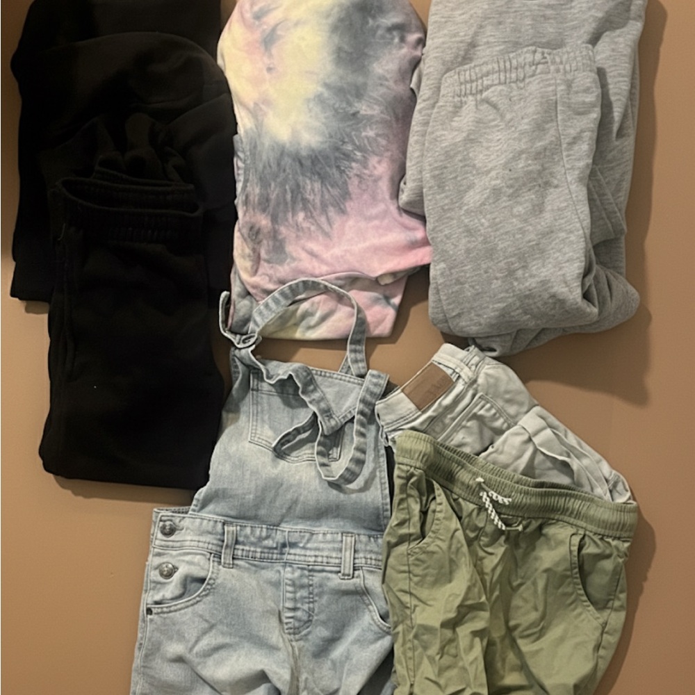CLOTHING BUNDLE 

Stylish Kids Jogger Sets x 3 and Denim Overalls / shorts